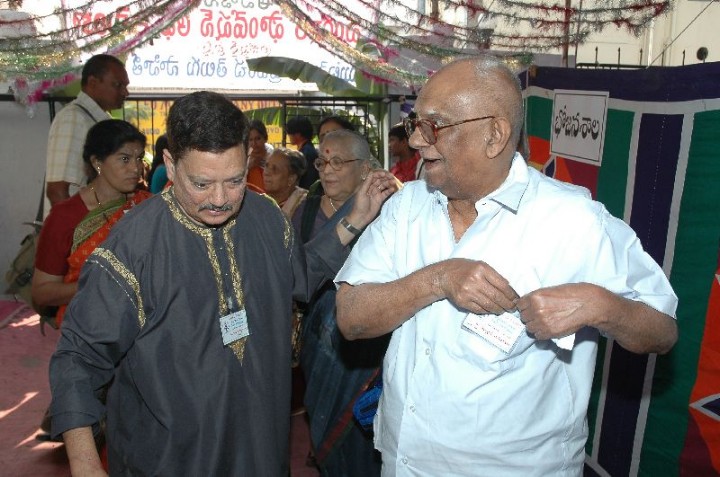 ../Images/Mullapudi Ramana welcomed by Chitten Raju.jpg